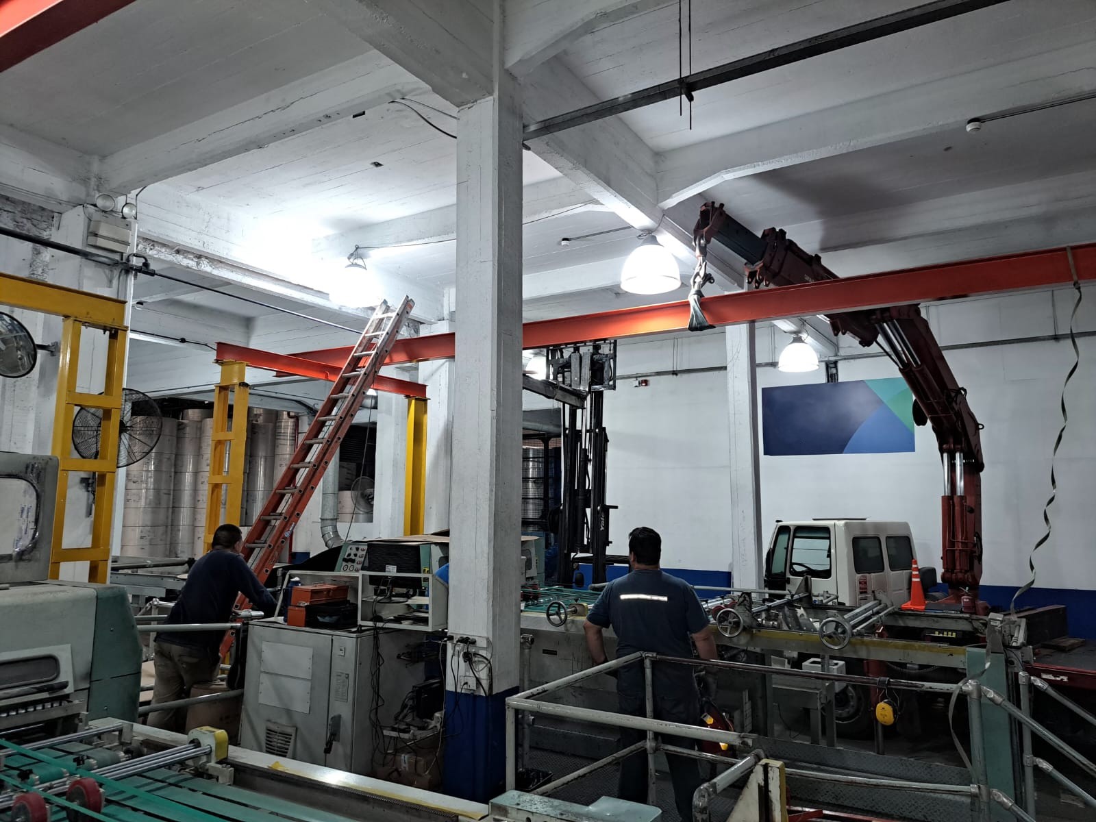 Estructura metálica en planta industrial